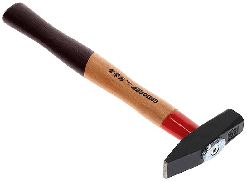 Egy kalapács fa nyéllel és lapos, széles fejjel. Alkalmas fém vagy egyéb anyagok megmunkálására.