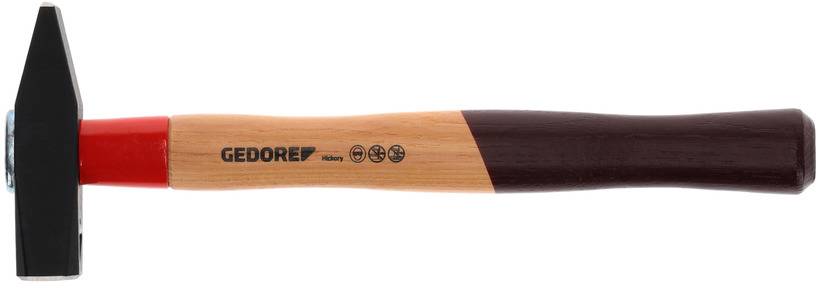 Egy kalapács erős fa nyéllel és piros fémfejjel. A nyélen jelölések és a 'GEDORE' felirat látható.