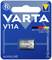 A VARTA V11A alkáli elem csomagolása. A "Battery Experts Since 1887" felirat látható. Gyermekbiztonsági figyelmeztetés szerepel a csomagoláson.
