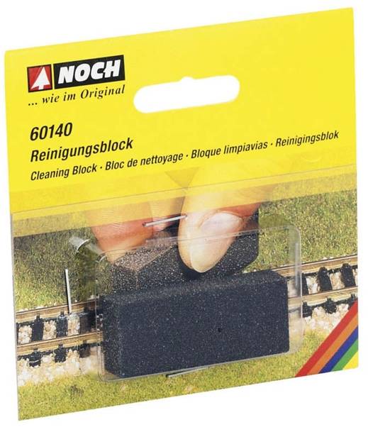 Egy Noch által gyártott vasúti modell tisztítóblokk csomag, amely egy kezet mutat, amint a blokkot egy sínpálya képe fölött tart.