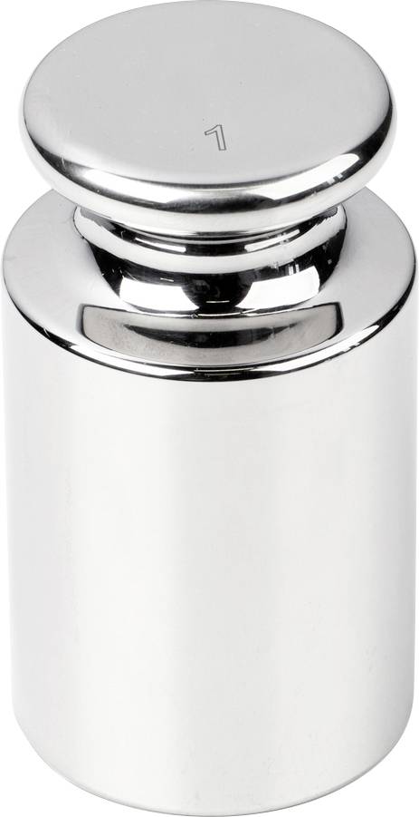 Egy ezüstszínű, henger alakú kilogrammos súly, amelynek tetején a '1' szám van beütve, fehér háttéren.