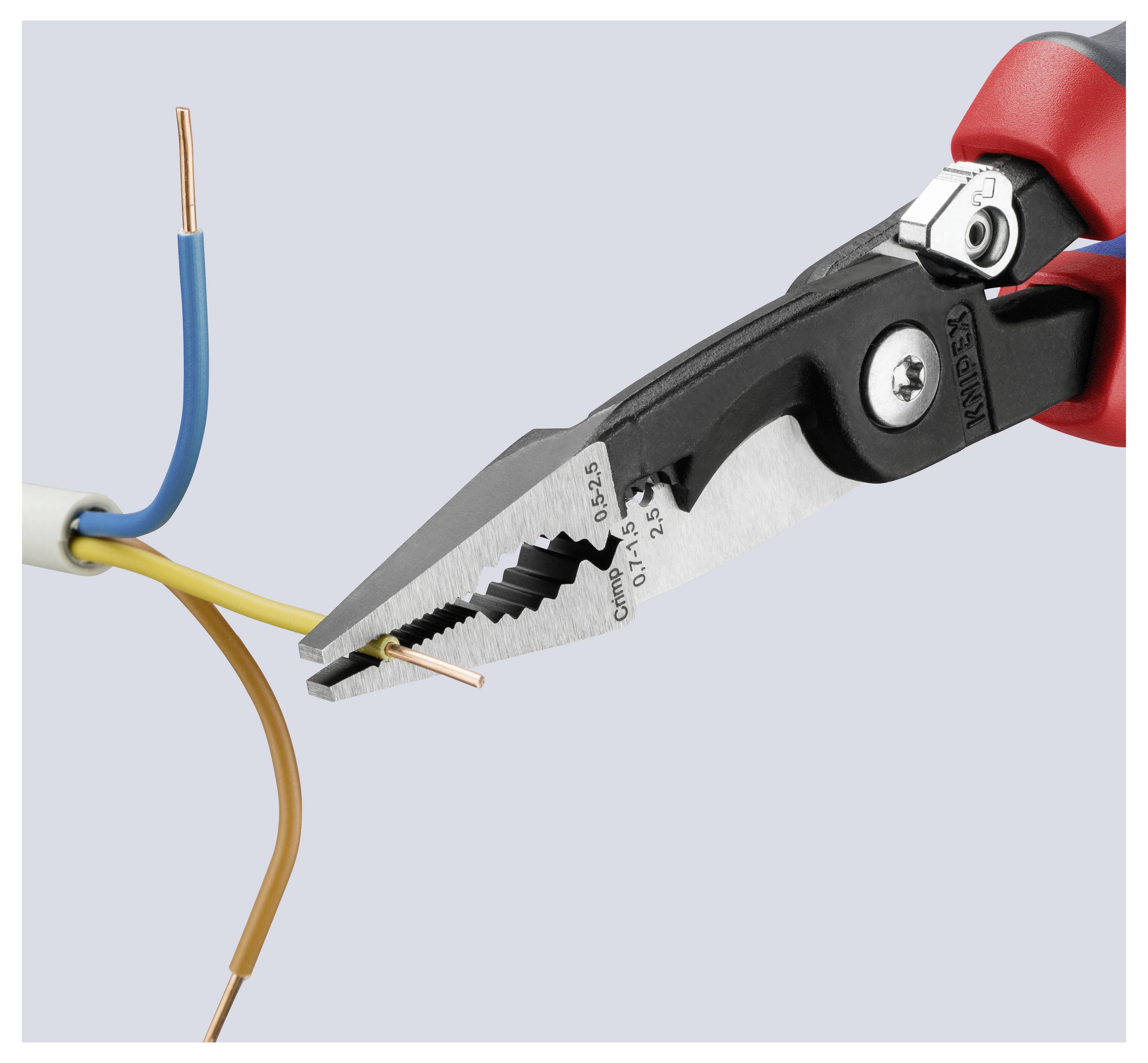 Egy fogópáros, amely három színes drótot vág és fejt le, feltárva a réz magot a vezetékekben, egy egyszerű háttér előtt.
