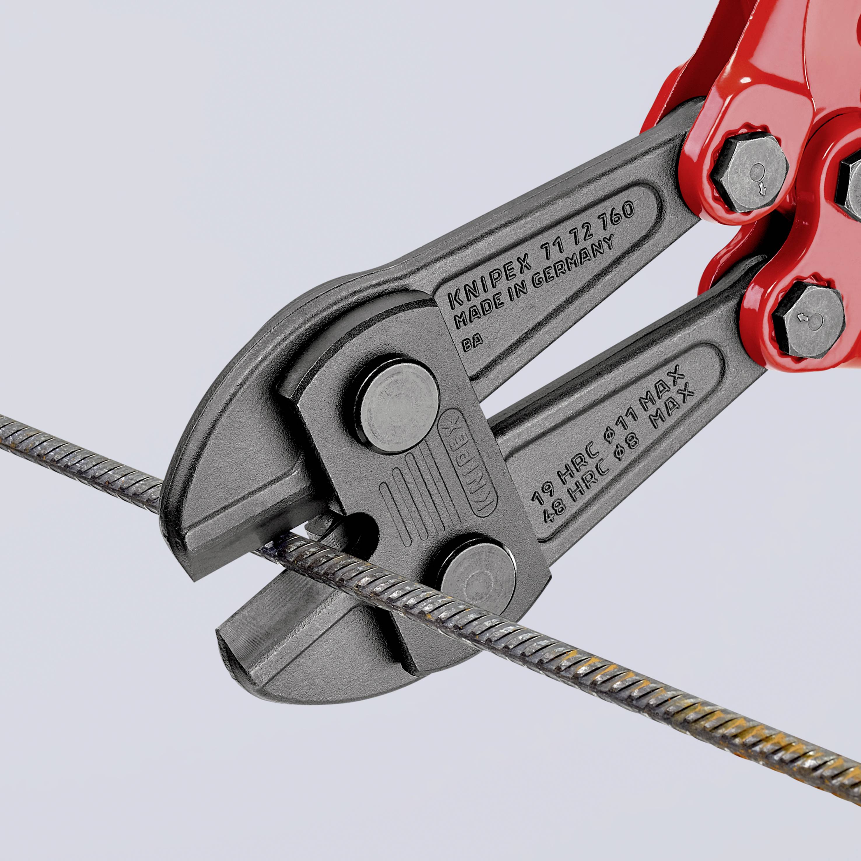 Egy piros csapszegvágó fogó átvágja a vastag acélkábelt.