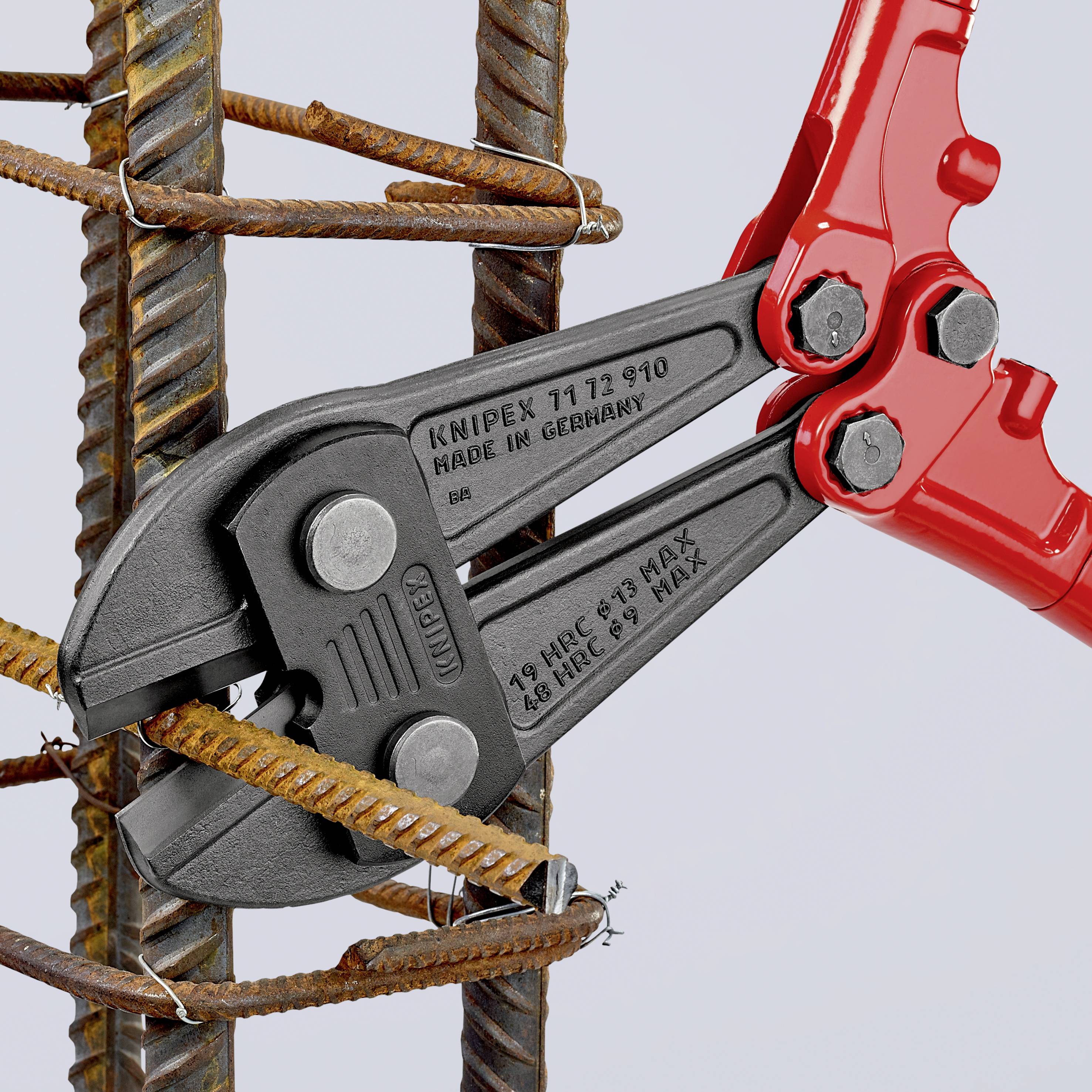 Egy piros csapszegvágó fogó acélbetétek átvágására szolgál. A fogó a 'Knipex 71 72 910 Made in Germany' jelöléssel van ellátva.