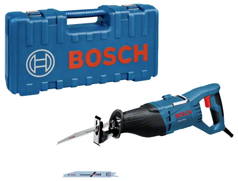 Egy kék Bosch reciprok fűrész pengével és kék hordtáskával. A fűrésznek ergonomikus fogantyúja van, és mindkét terméken a "BOSCH" felirat látható.