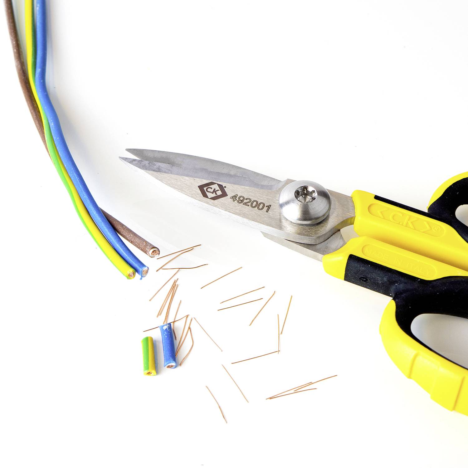 Egy csupaszvezeték-vágó színes kábeleket vág el, szabadon hagyva a rézhuzalokat.