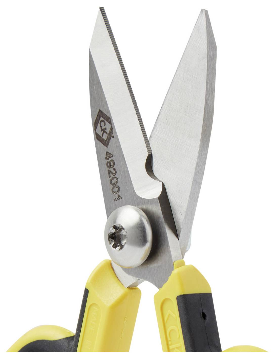 Egy sárga és fekete nyélű fémolló, kinyitva és vágásra készen. Tökéletes kézműves munkákhoz és barkácsolt projektekhez.