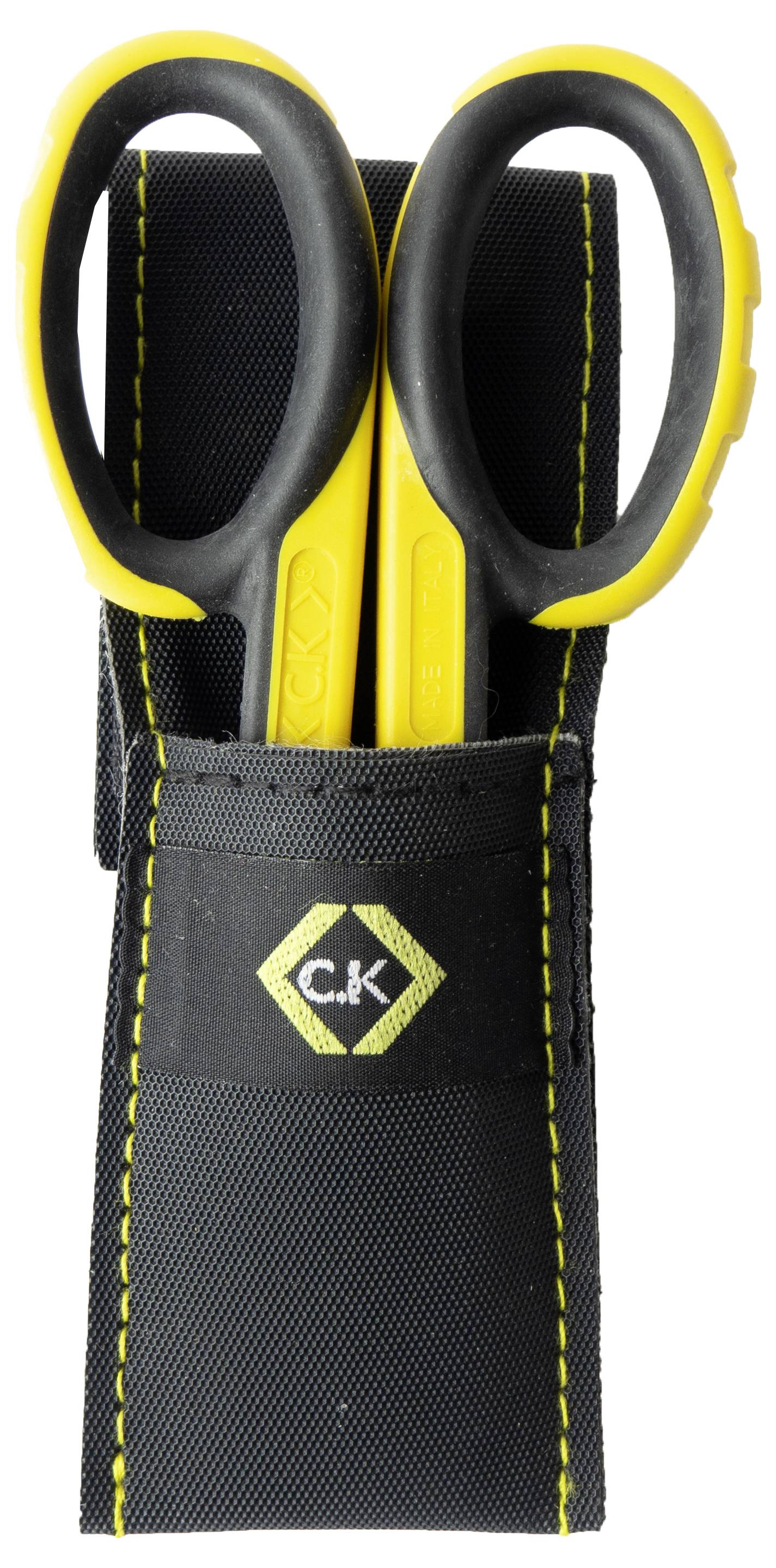 Egy sárga olló fekete fogantyúval, egy fekete táskában, sárga 'C.K' logóval, kézműves felhasználásra utalva.