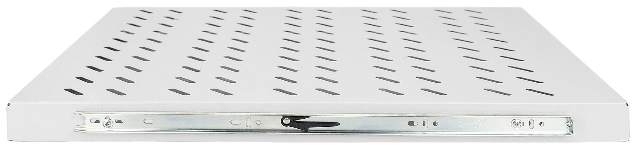 Egy fehér, lyukasztott fémállvány szerelősínnel, amely kifejezetten alkalmas elektronikai eszközök szellőztetésére rack-ekben.