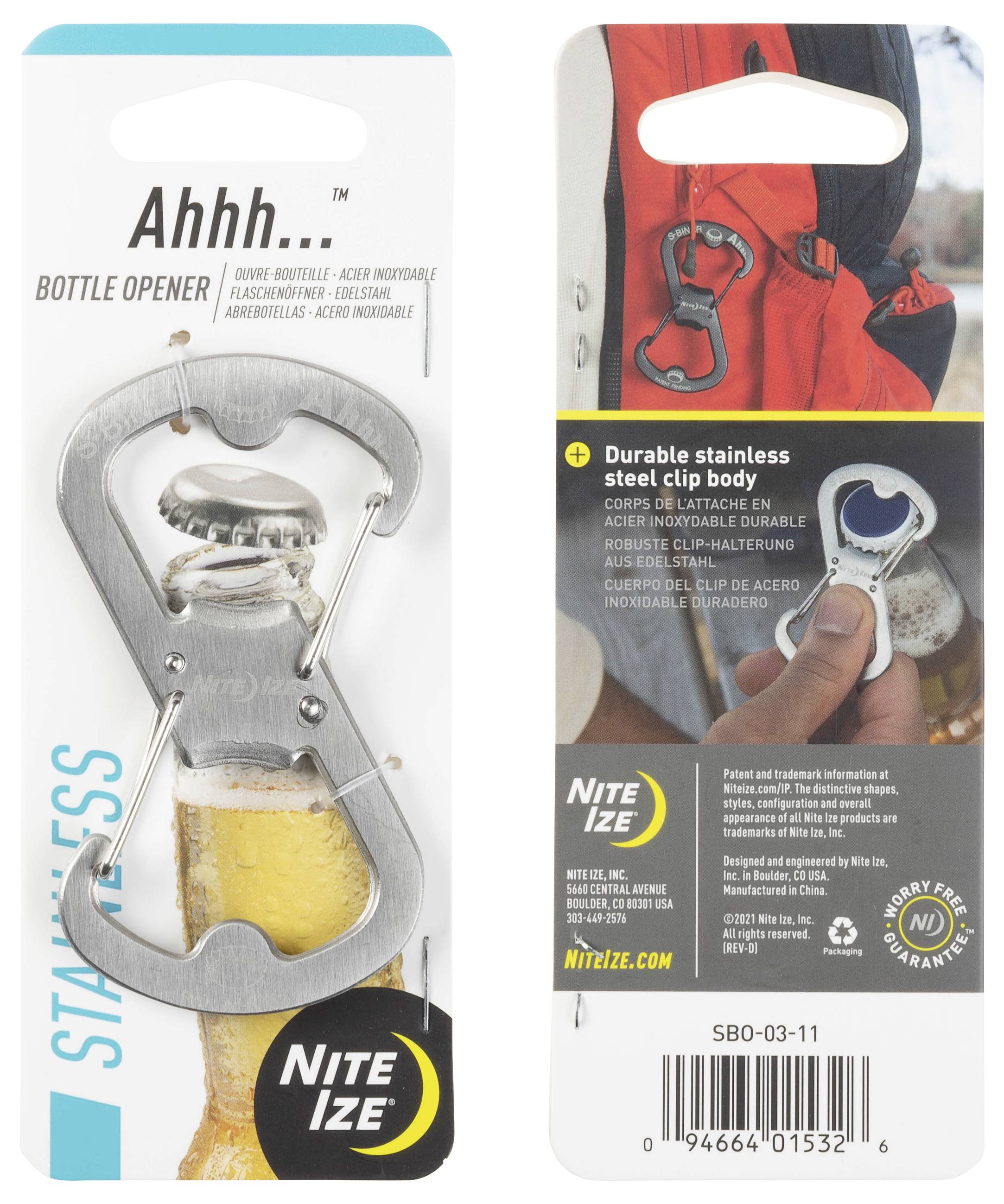 'Ahhh...' sörnyitó a Nite Ize gyártótól, eredeti csomagolásban. Az elülső oldal bemutatja a nyitót és a márkajelzést. A hátoldal kiemeli a rozsdamentes acél csipeszes testet, egy használat közbeni fotóval illusztrálva.