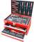Kinyitott piros szerszámosláda, amely több szinten különböző szerszámokat mutat, mint fogók, csavarhúzók és villáskulcsok.