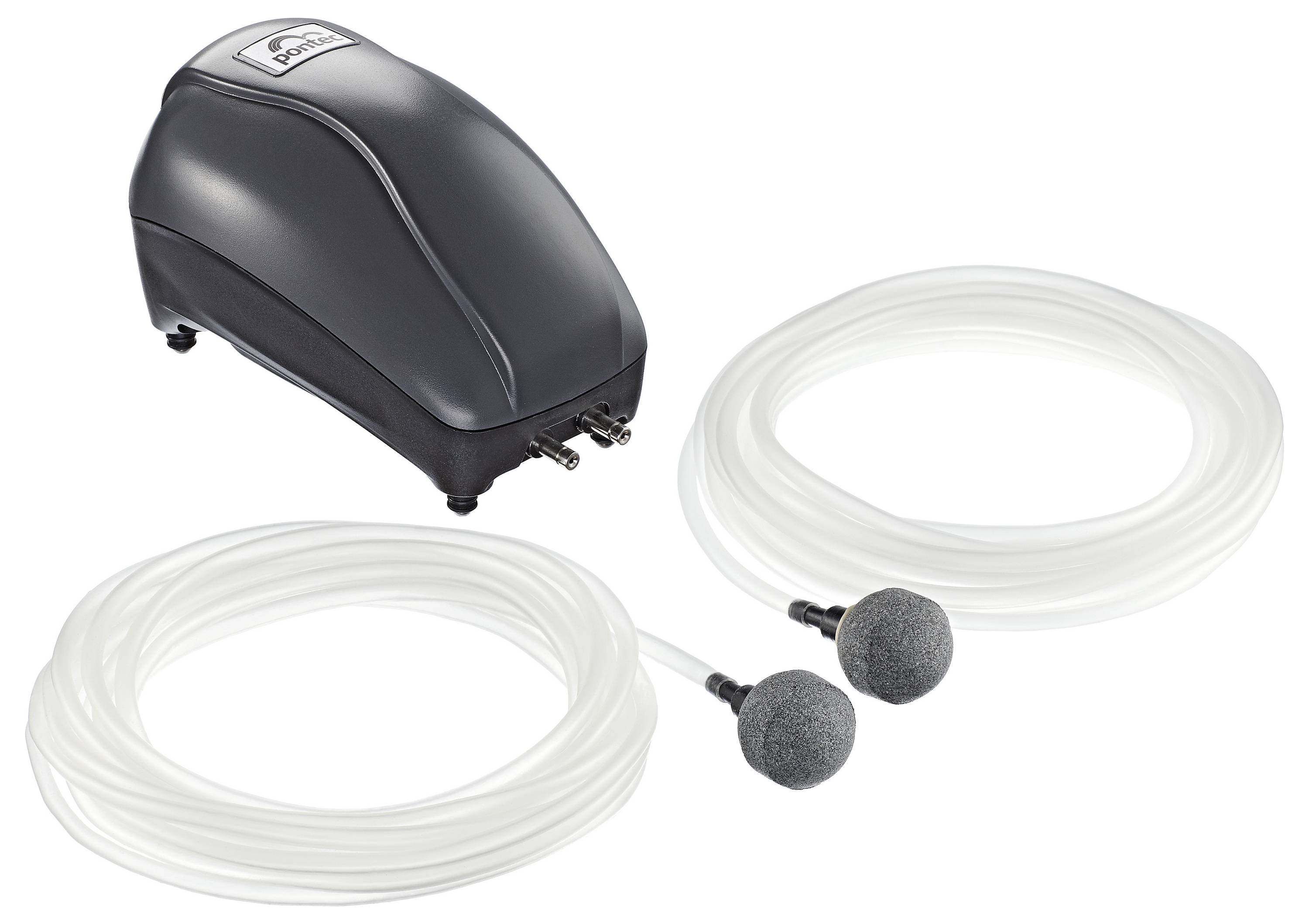 'Aquascape Tavi Aerátor Készlet' egy fekete szivattyúval és két hosszú átlátszó csővel, amelyek kerek diffúzorokban végződnek; használatos tavak oxigénellátásának javítására.