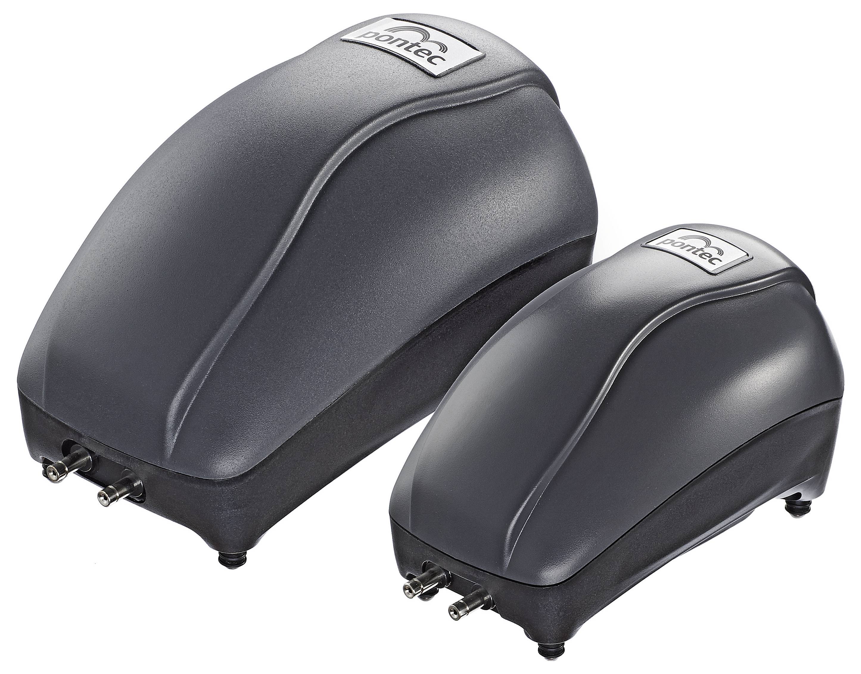 'Két sötétszürke elektronikai ház logókkal a tetején, sima, íves kialakítással és kis fém csatlakozókkal az alján.'