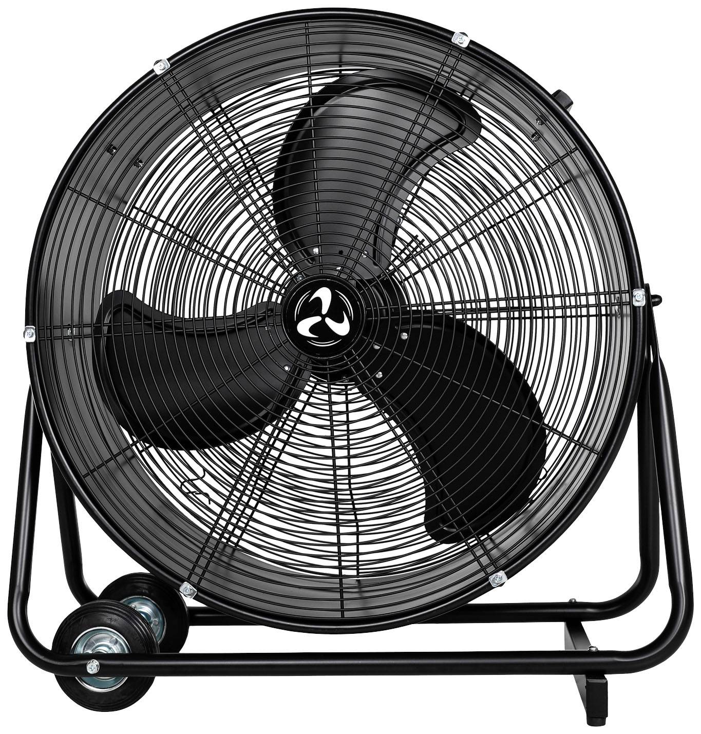 Egy nagy, fekete álló ventilátor három lapáttal. Stabilan áll az állványán, és görgőkkel rendelkezik a könnyű mozgathatóság érdekében.