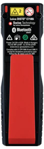 Egy Leica DISTO E7100i típusú lézeres távolságmérő, Bluetooth kapcsolattal és szem biztonsági figyelmeztető jelzésekkel, fekete és piros dizájnban.