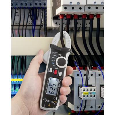 Egy kéz digitális multimétert tart, amely az elosztótáblához csatlakozó kábelek elektromos áramát méri.