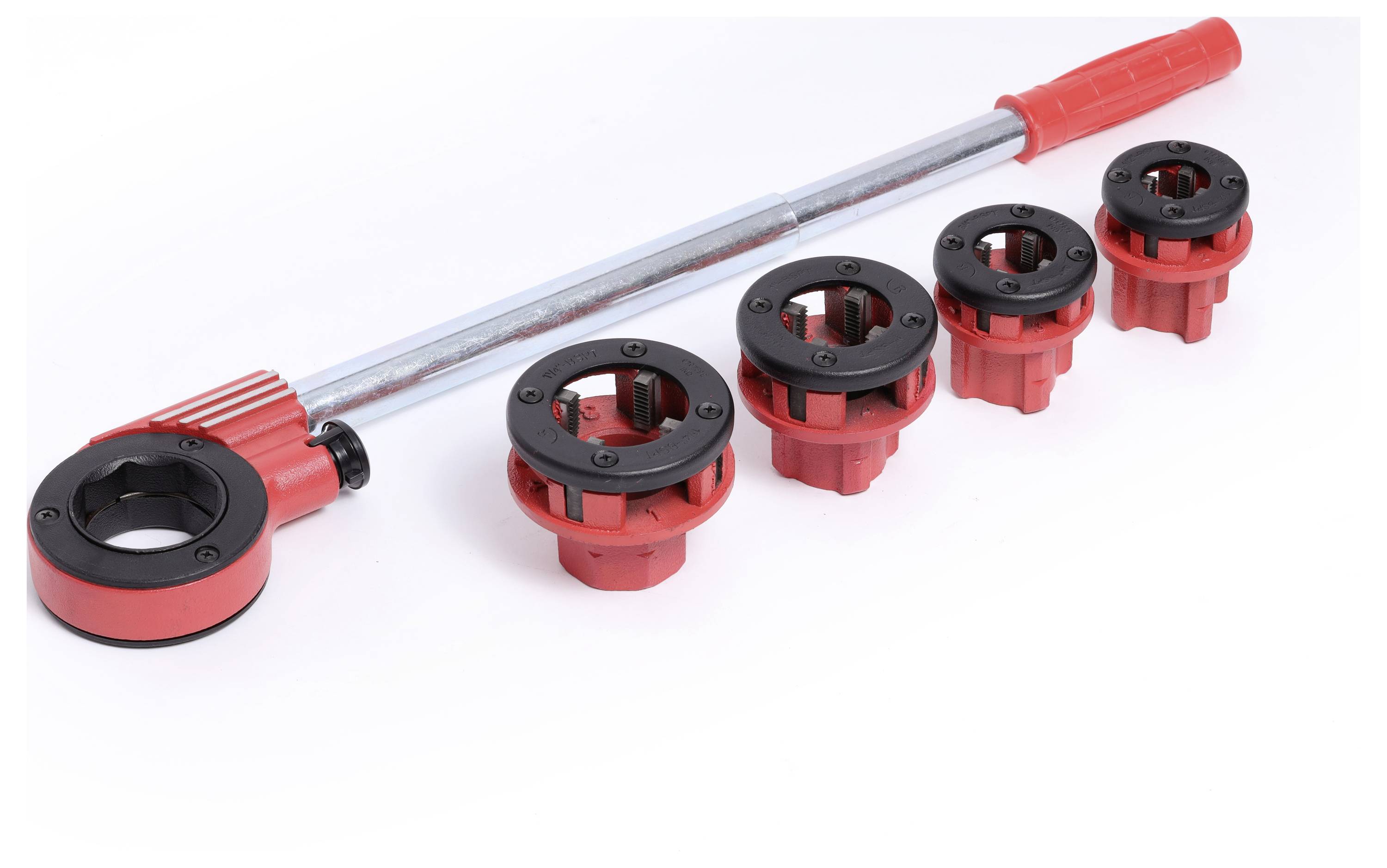 Csőmenetmetsző készlet piros markolattal és négy cserélhető vágófejjel, különböző méretekben, fehér felületen.