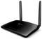 Egy fekete WLAN-router két antennával. Az előlapján állapotjelző lámpák találhatók. A készülék egy sima felületen áll.