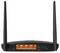 Fekete router két antennával, négy narancssárga LAN-csatlakozóval, egy WAN-csatlakozóval és egy nano-SIM kártya nyílással a hátoldalán.