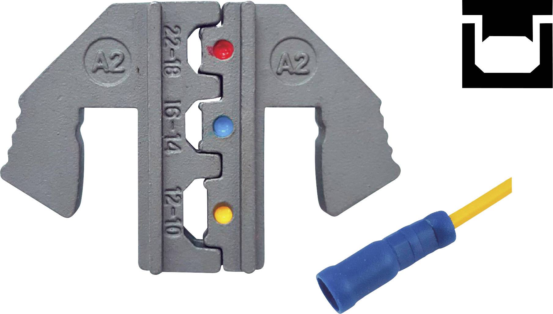 Fogóeszköz különböző átmérőjű drótnyílásokkal és színes jelölésekkel kábelek préselvényezéséhez. Lent jobbra egy szigetelt kék kábelvég látható.