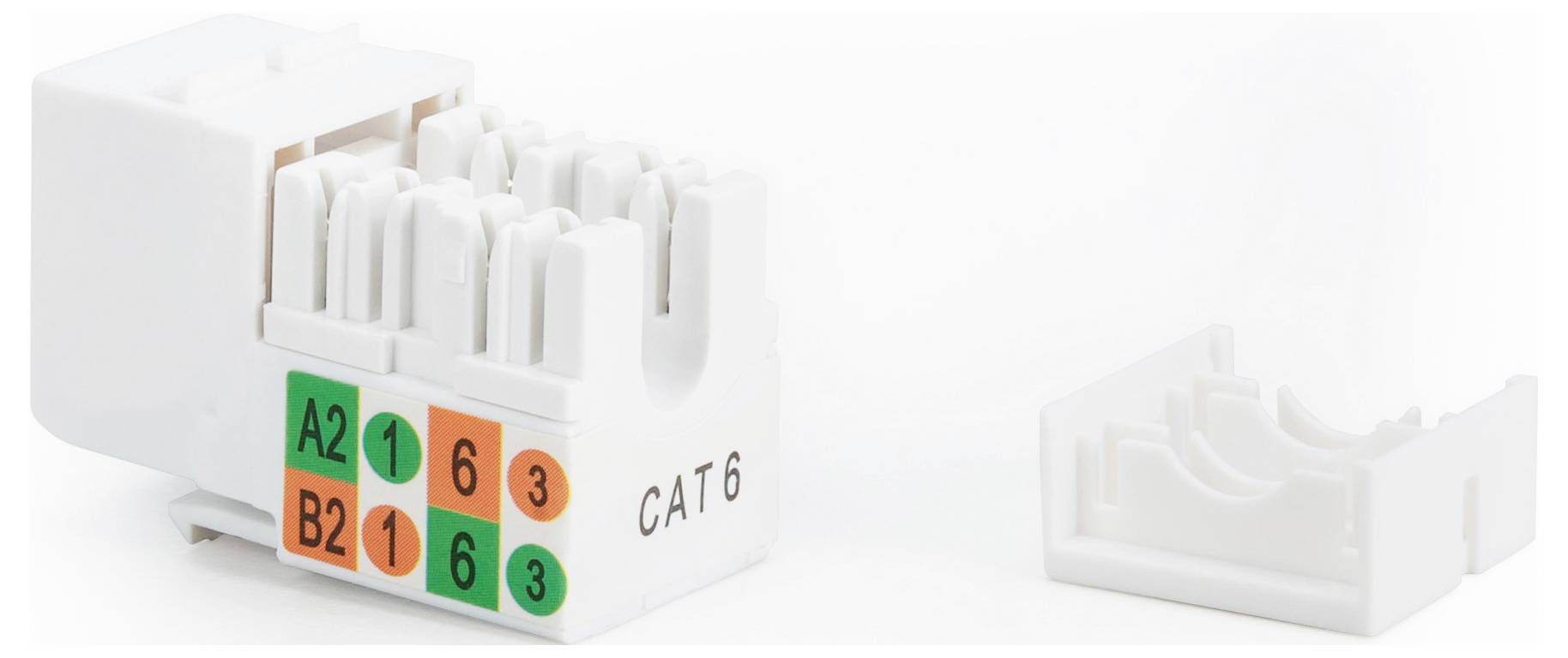 Egy fehér CAT 6 hálózati keystone aljzat, amelyen az A2, B2, 6, 3 jelölésű csatlakozási pontok vannak, mellette egy műanyag takaróburkolattal.