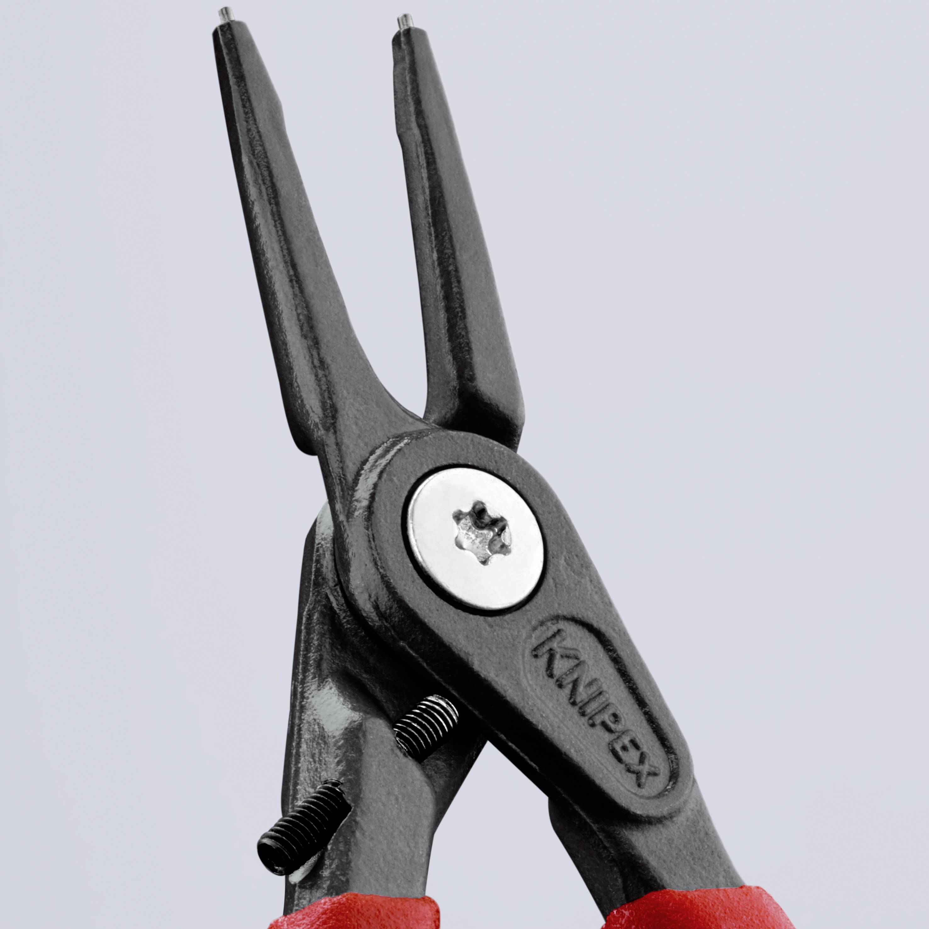 Knipex fogó, a fogórészek és a csatlakozócsavar közeli felvétele. Precíziós munkákhoz használható szerszám kézművesiparban és iparban.