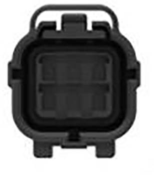 Fekete-szürke, négyzet alakú tárgy lekerekített sarkokkal és fogantyúval felül. Valószínűleg egy kütyü vagy eszköz egy alkatrésze.