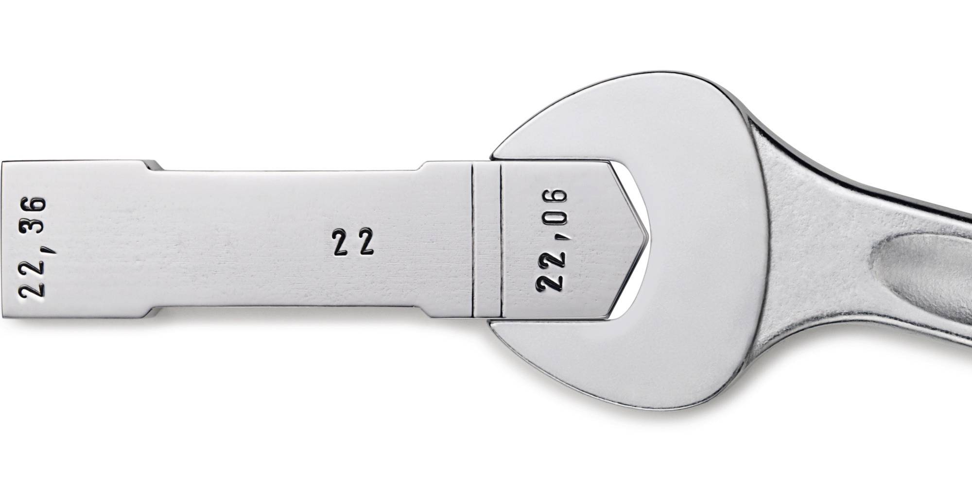 Egy ezüstszínű villáskulcs, amelynek markolatán és fején nyomtatott méretek láthatók: '22, 36', '22' és '22/06', amelyek méretspecifikációkat jelölnek.