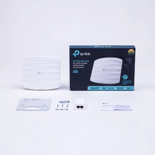 Egy TP-Link csomag egy mennyezetre szerelhető hozzáférési ponttal és tartozékokkal, beleértve a rögzítőlapot, kábeleket és útmutatót.