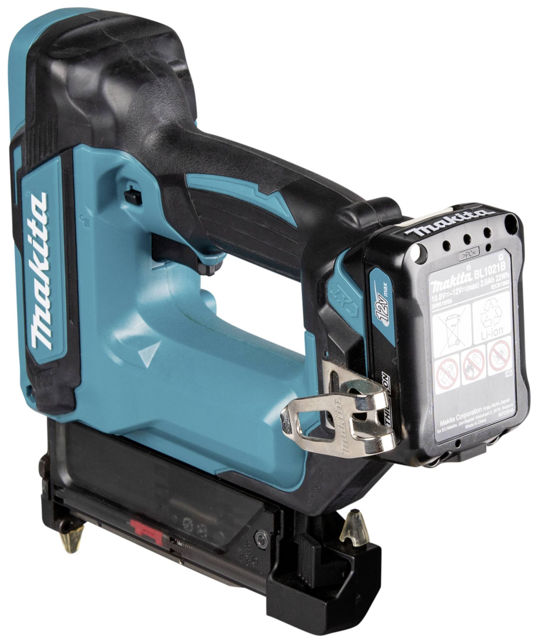 Egy kék, vezeték nélküli Makita tűzőgép fekete fogantyúval, oldalsó övtartóval és felszerelt akkumulátorral.