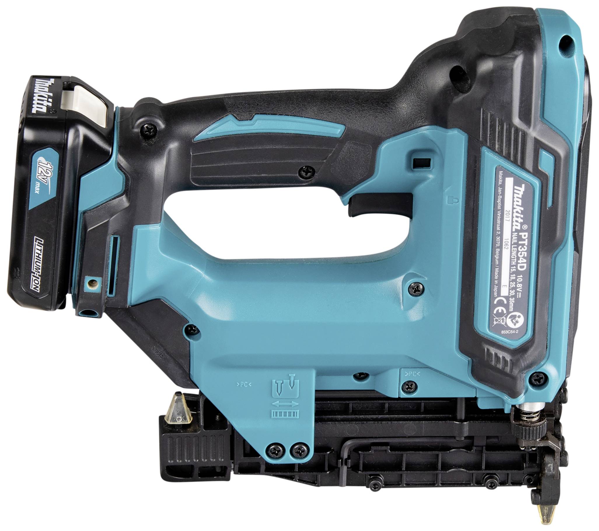 Egy kék házú, vezeték nélküli szögbelövő, amely alkalmas építési és gyártási munkálatokra, robusztus kivitelével és ergonomikus markolatával tűnik ki.