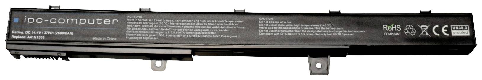 Egy fekete laptop akkumulátor gyártói és specifikációs feliratokkal, amely alkalmas PC-számítógépekhez. Újrahasznosítási és biztonsági szimbólumokat tartalmaz.