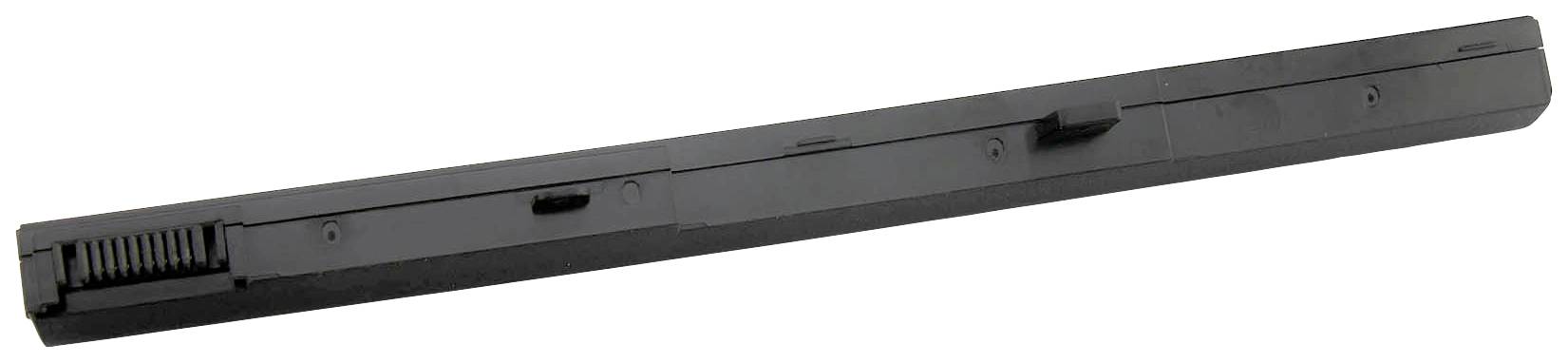 Egy fekete, téglalap alakú laptop akkumulátor, amelynek fókuszában az akkumulátortér és a tápcsatlakozó látható.