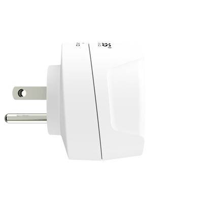 Egy fehér konnektor oldalnézete, földelőcsappal és két érintkezőcsappal, háztartási elektromos készülékekhez alkalmas.