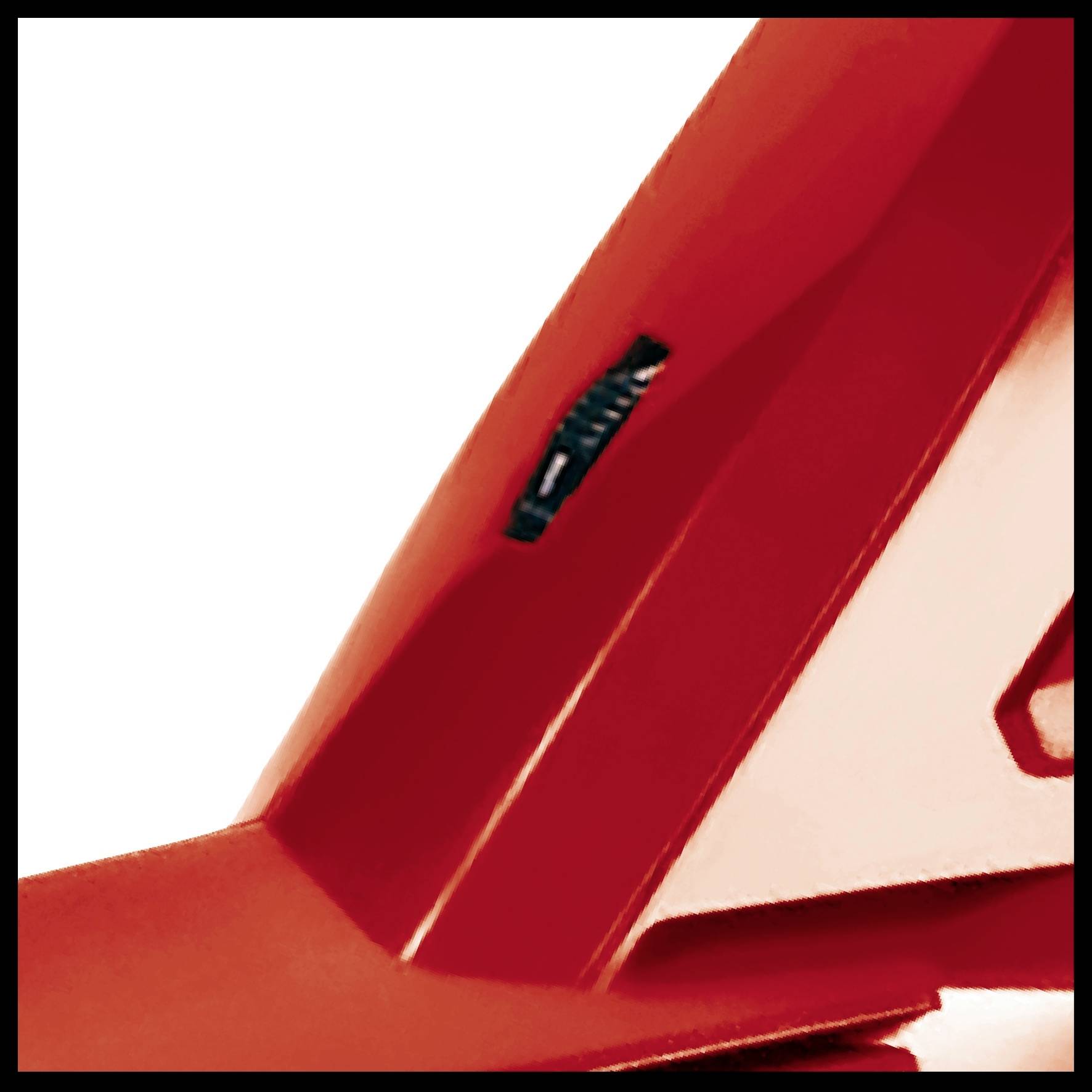 Piros, modern formatervezési tárgy íves formákkal és fekete hangsúllyal; a geometriai esztétikára helyezve a hangsúlyt.