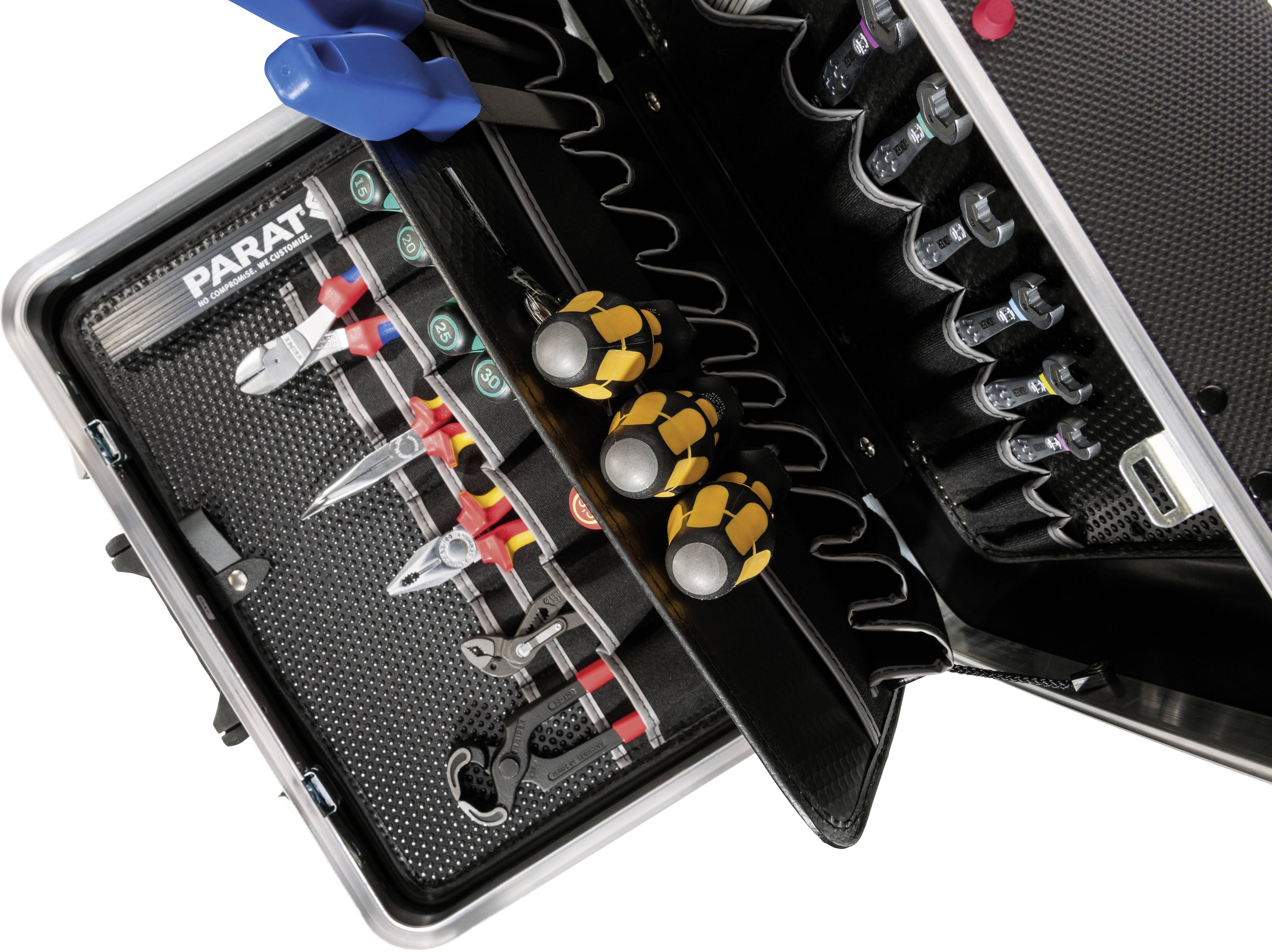 Nyitott szerszámosláda különböző kézi szerszámokkal, köztük csavarhúzók, fogók és dugókulcsok, rendezetten elhelyezve.