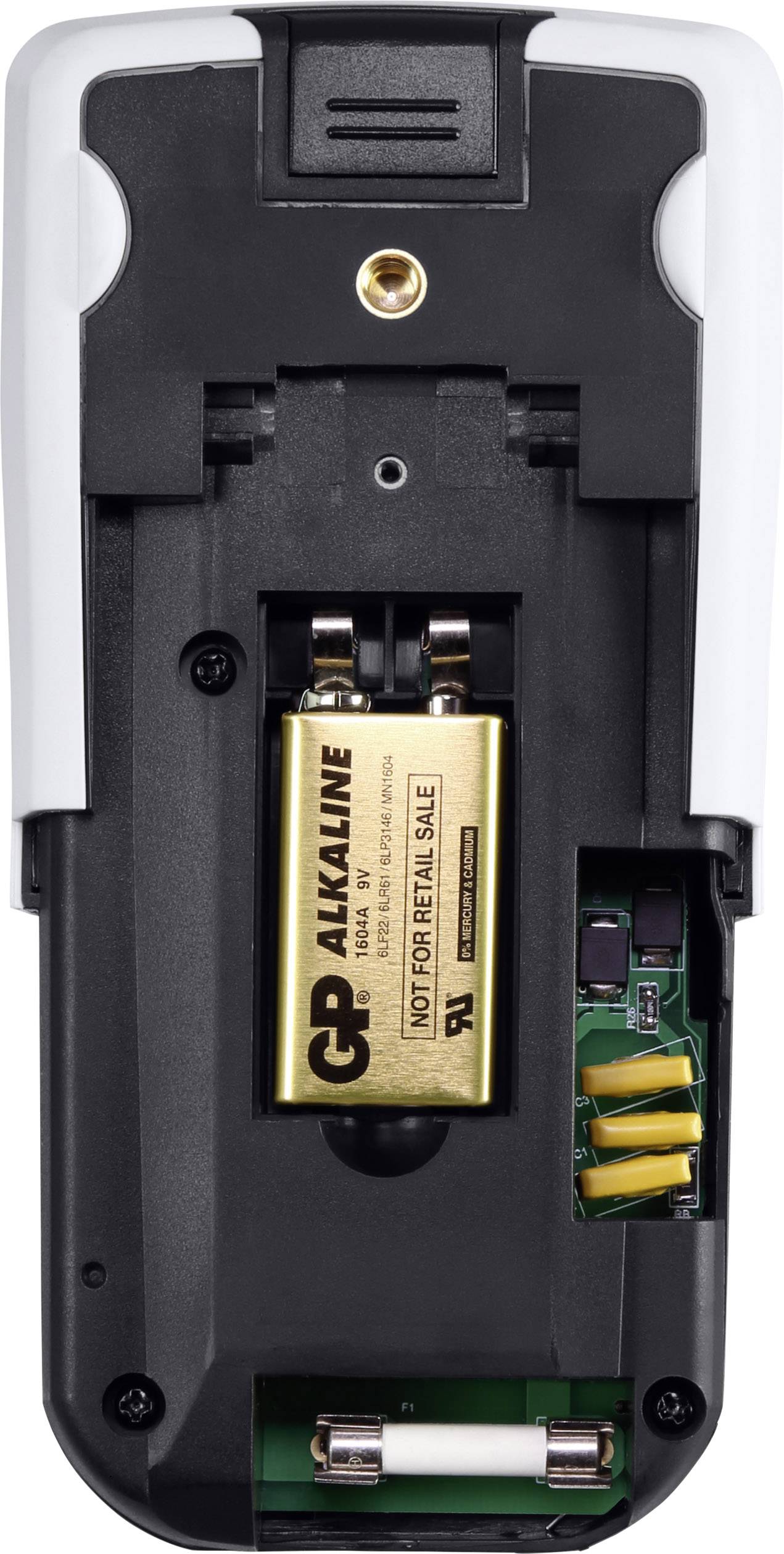 Kézi eszköz nyitott hátlappal, benne behelyezett 'GP Alkaline' elemmel és elektronikai áramkörrel, fekete-fehér házban.