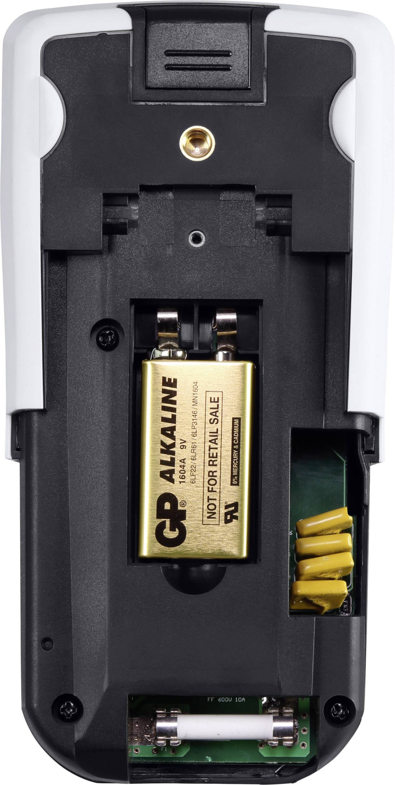 Egy elektronikus eszköz hátoldala, amelyen kivehető akkumulátortartó látható, benne egy behelyezett 9 voltos alkáli elemmel.