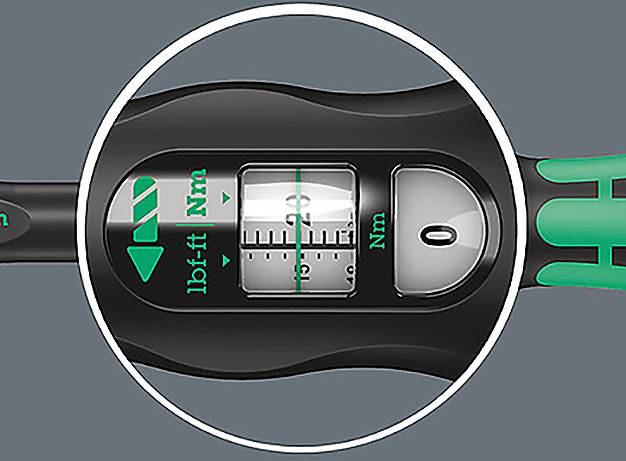 A nyomatékkulcs beállítási kijelzője méréseket mutat 'lb-ft' és 'Nm' egységekben, egy skála pedig kiemeli a pillanatnyi beállítást Newton-méterben.