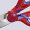 Piros Knipex-fogó drótot vág. A gyártó neve és a modellszám látható a fogón. A fogó szürke háttér előtt.
