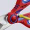 Vörös, kék Knipex kábelolló sárga kábelt vág. Közeli felvétel mutatja az éles pengéket és az ergonomikus dizájnt.