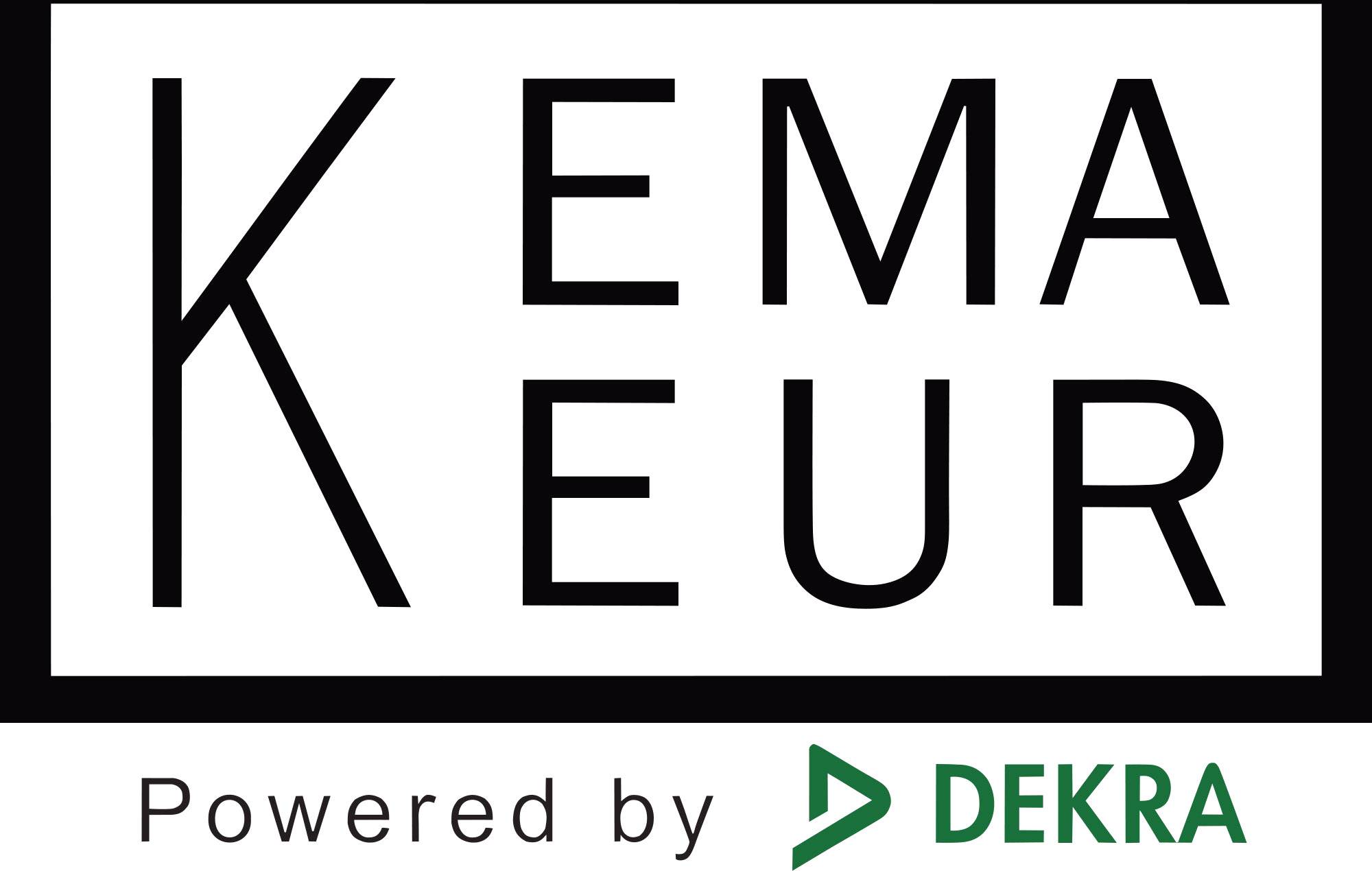 'KEMA KEUR A DEKRA által támogatva' Logó fekete betűkkel fehér háttéren, zöld DEKRA-szimbólummal jobb alsó sarokban.