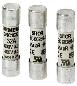 Három hengeres biztosíték feliratokkal: 'SIEMENS', '3NC1032', '32A', '600V a.c.', 'SITOR', 'EC 60269-4', 'Made in U.K.'.