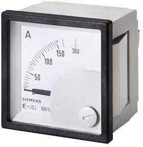 Egy Siemens márkájú analóg ampermérő, amely az áramerősséget amperben méri. A skála 0-tól 300 amperig terjed.