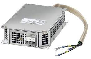 Ezüstözött elektronikus transzformátor több csatlakoztatott kábellel, alkalmas elektromos feszültség átalakítására különböző eszközökhöz.