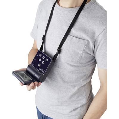 Egy szürke pólót viselő személy tart egy hordozható elektronikus eszközt, amelynek leolvasható kijelzője a nyakában lóg.