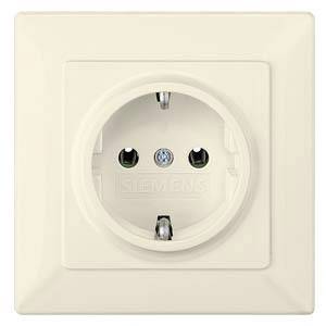 Egy bézs színű dugalj a falba szerelve, kétpólusú csatlakozódugók számára alkalmas.