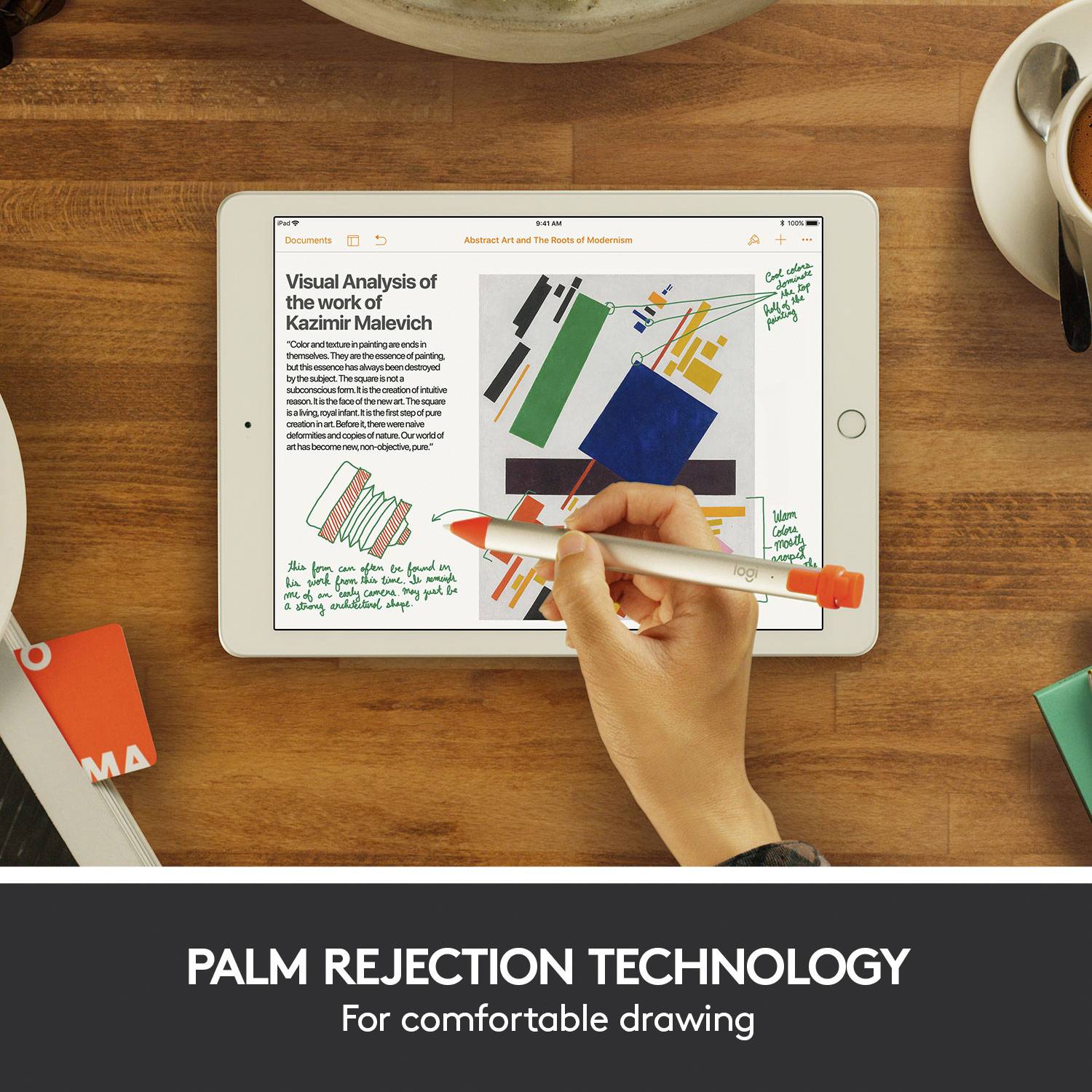 'Egy kéz tollat tart egy tablet felett, amelyen Malevics művének művészeti elemzése látható, jegyzetek és vázlatok kíséretében.'