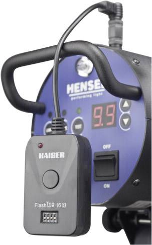 Stúdióvilágítás digitális kijelzővel '9.9', kék házban, több kezelőgombbal és csatlakoztatott rádiós kioldóval 'FlashTrig 16R'.