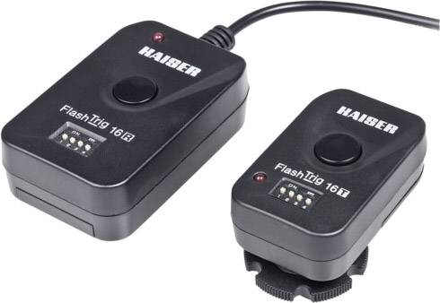 Két vezeték nélküli vaku-kioldó. Az egyik "FlashTrig 16R", a másik "FlashTrig 16T" felirattal van ellátva.